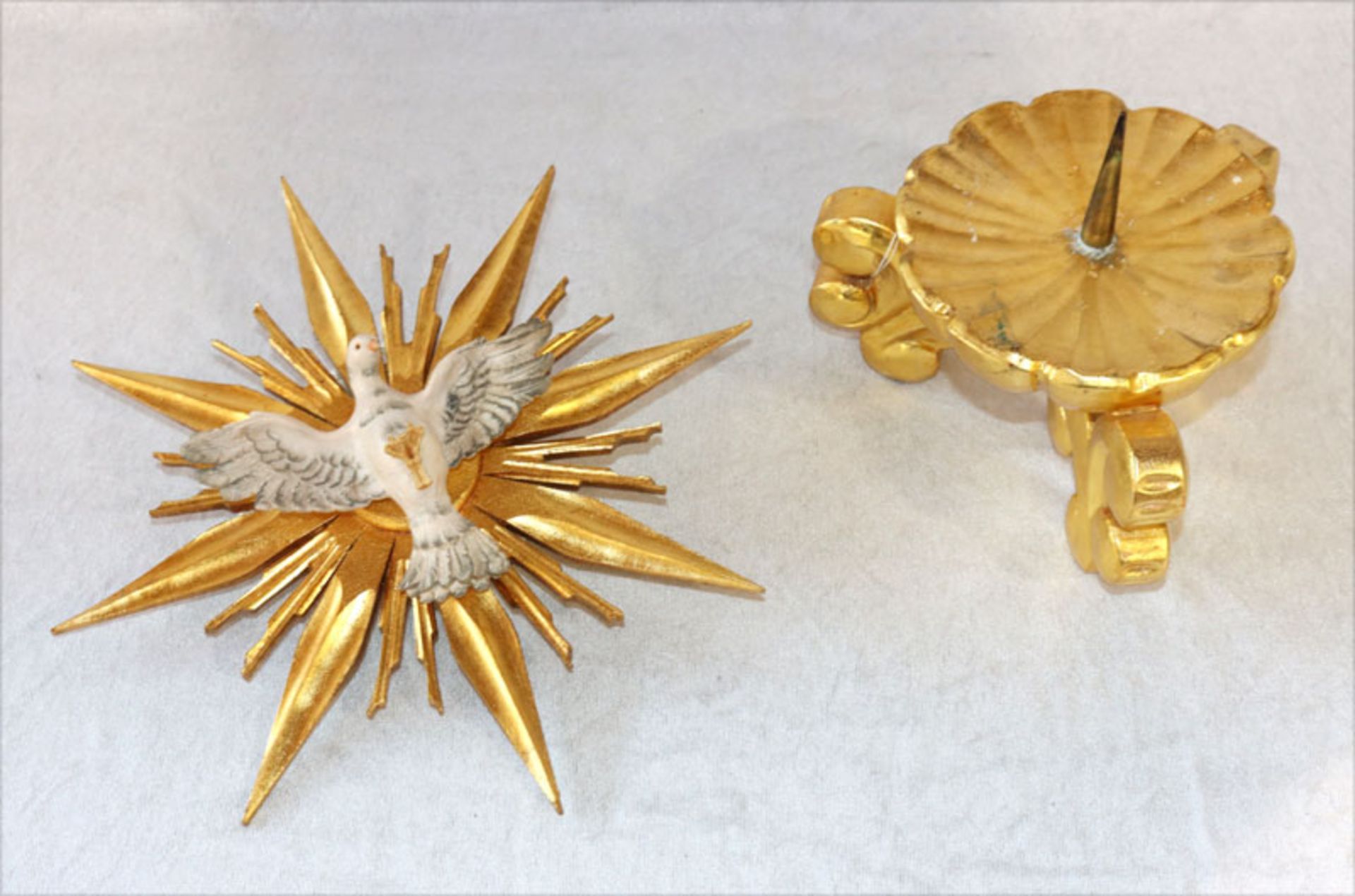 Holz Kerzenleuchter, gold gefaßt, H 14 cm, D 16 cm, bestossen, und Holz Strahlenkranz mit Heiliger