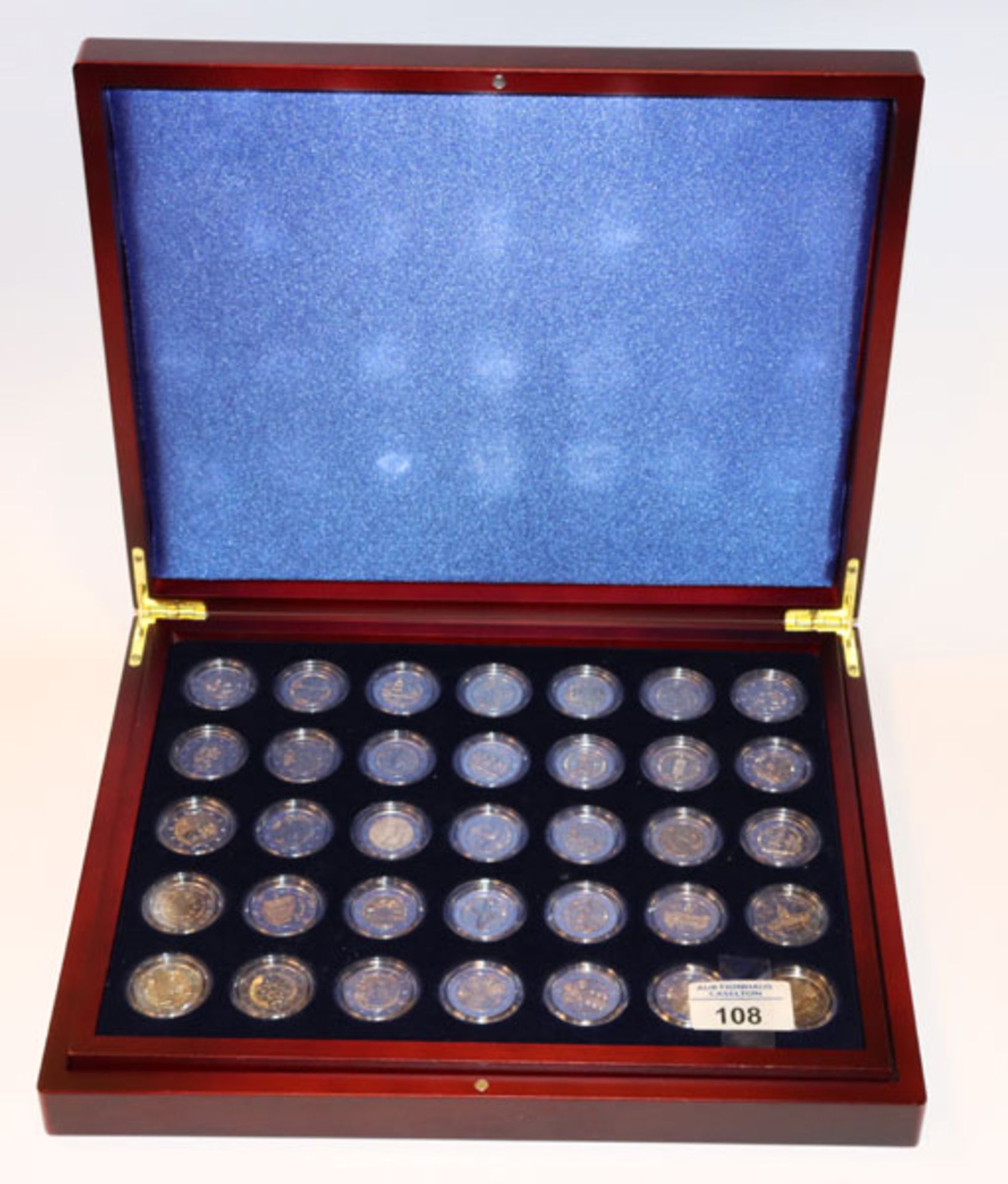 Münzkasten mit 70 x 2 Euro Sammelmünzen, 140,-- € Nominalwert