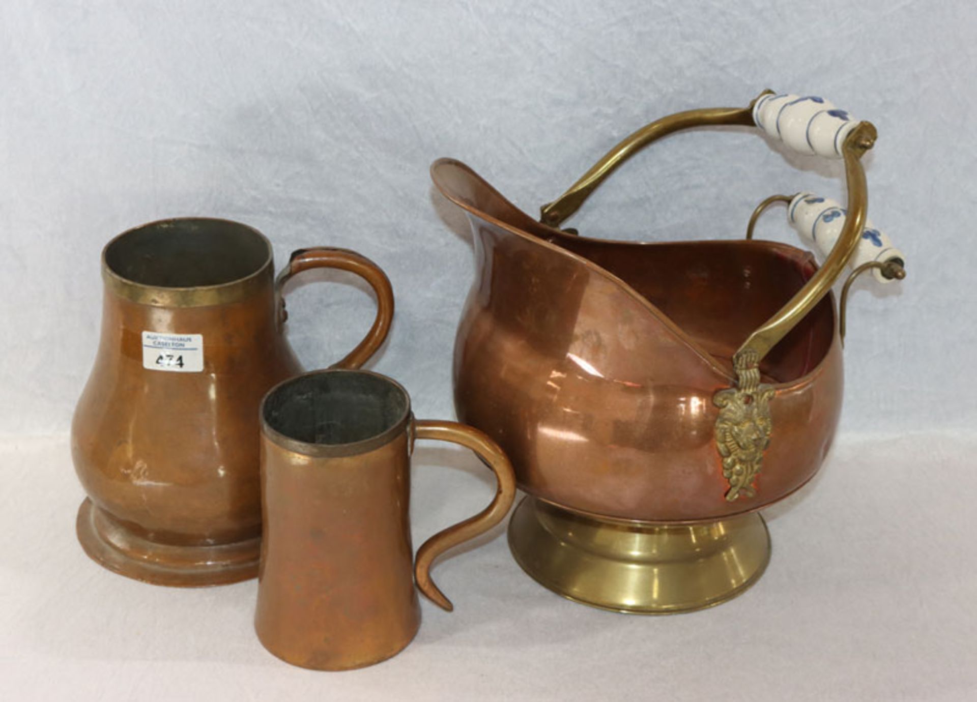 2 Kupfer Henkelkrüge, H 16/20 cm, und Kupfer/Messing Kohlenschütte mit Keramikgriffen, H 27,5 cm,