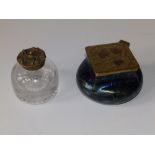 A Kralik 'Pampas' pattern iridescent glass inkwell with hinged brass cover, 4" diameter -ceramic