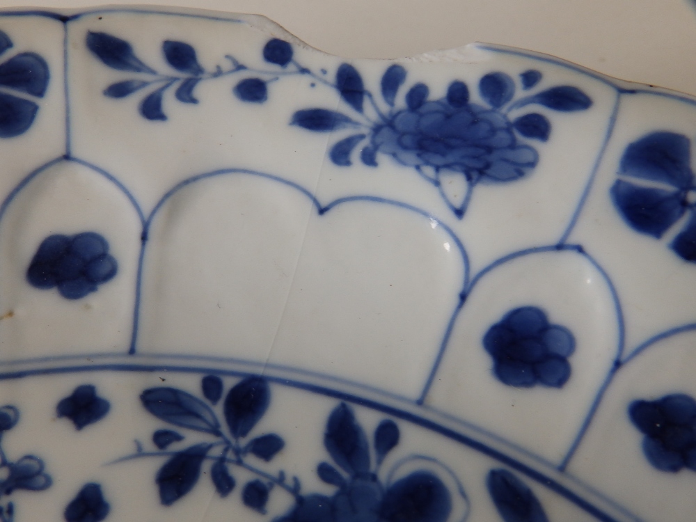 A Chinese Kangxi blue & white porcelain dish, having fluted rim, the central panel decorated overall - Image 4 of 5