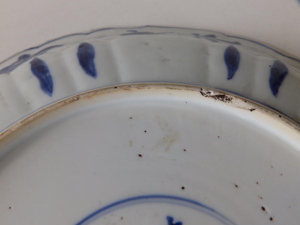 A Chinese Kangxi blue & white porcelain dish, having fluted rim, the central panel decorated overall - Image 3 of 5