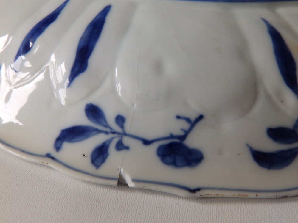 A Chinese Kangxi blue & white porcelain dish, having fluted rim, the central panel decorated overall - Image 5 of 5