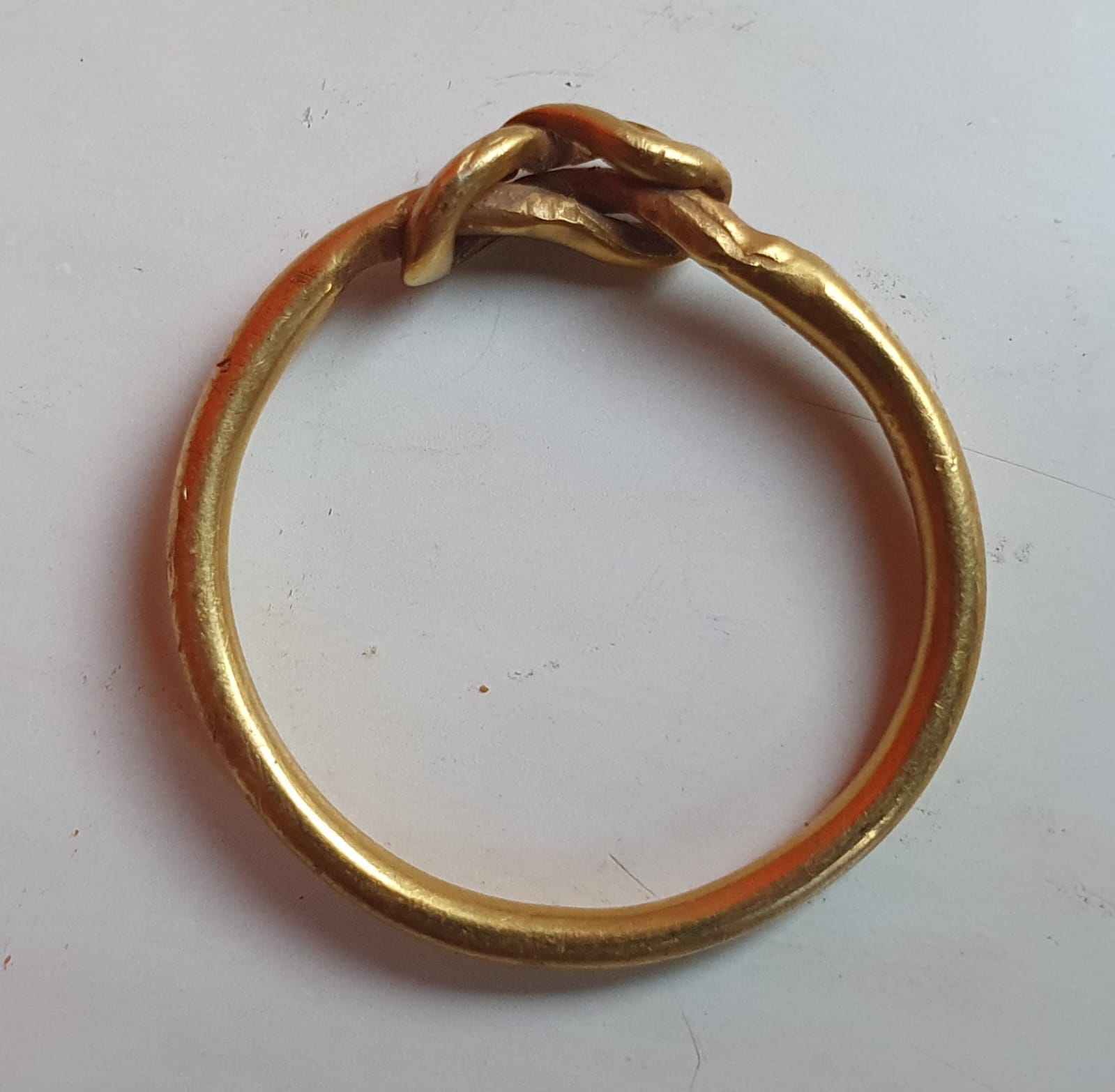 A Tudor gold finger ring, worked with a knot design, 21mm diameter. - Image 3 of 4