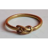 A Tudor gold finger ring, worked with a knot design, 21mm diameter.