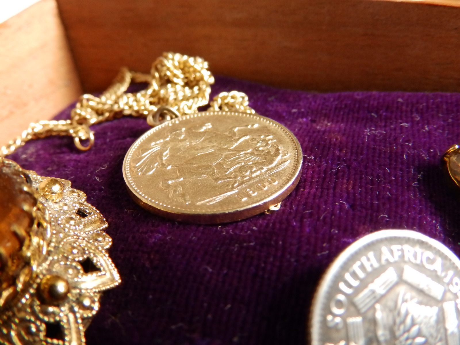 A box containing an amber coloured necklace and a small amount of costume jewellery. - Image 2 of 3