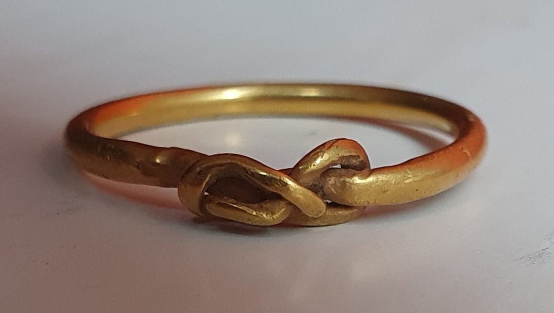 A Tudor gold finger ring, worked with a knot design, 21mm diameter. - Image 2 of 4