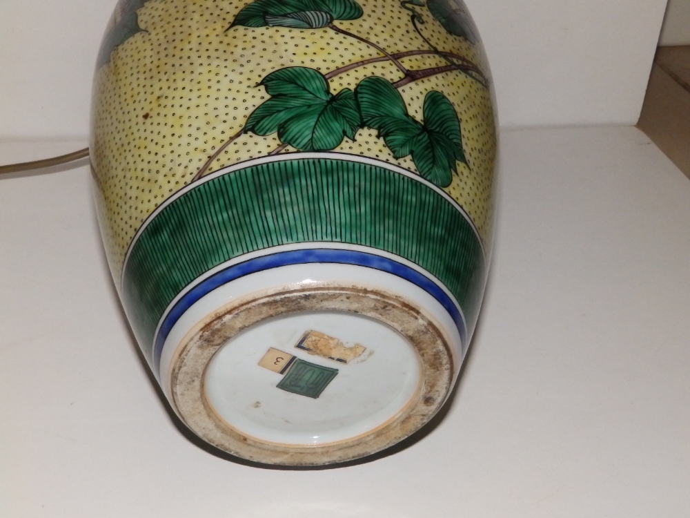 A Japanese porcelain vase, in use as a lamp, decorated grape vine foliage, green painted seal mark - Bild 2 aus 2