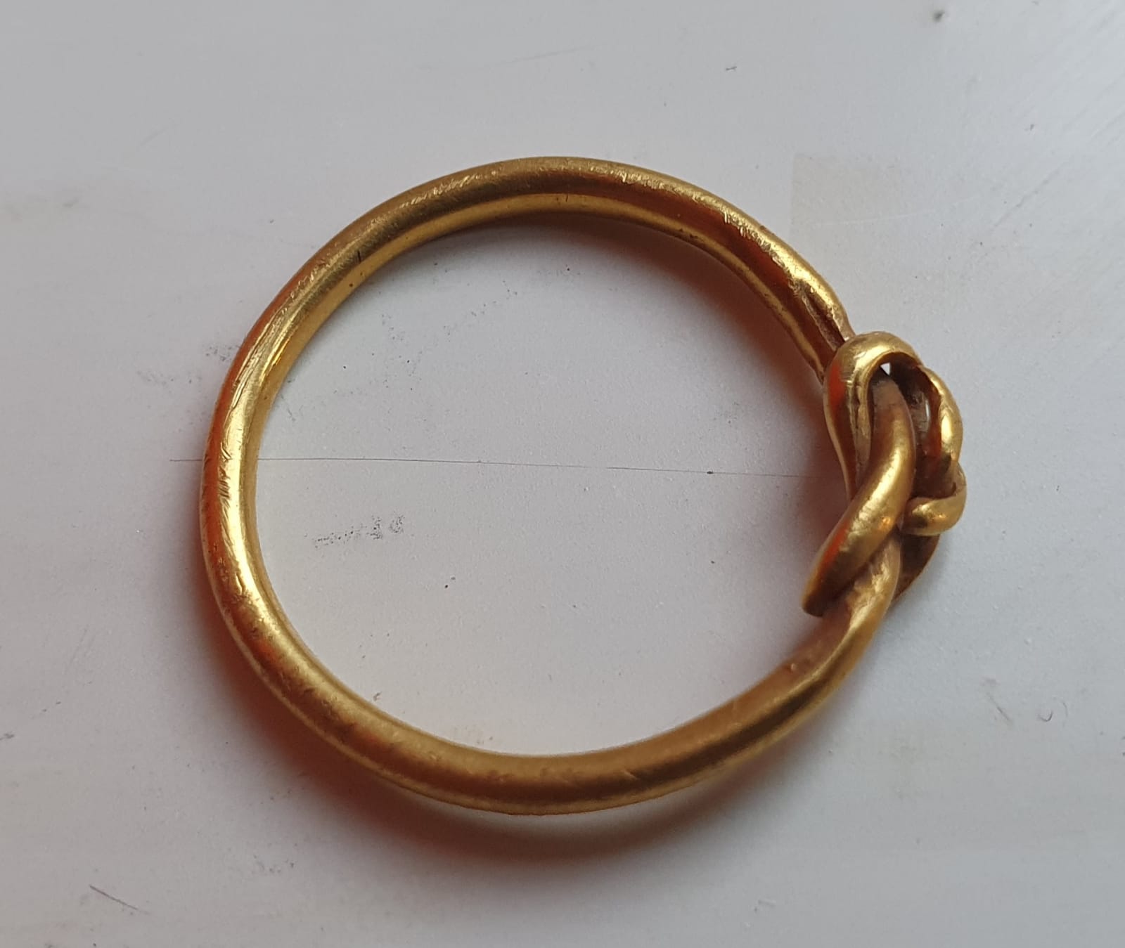 A Tudor gold finger ring, worked with a knot design, 21mm diameter. - Image 4 of 4