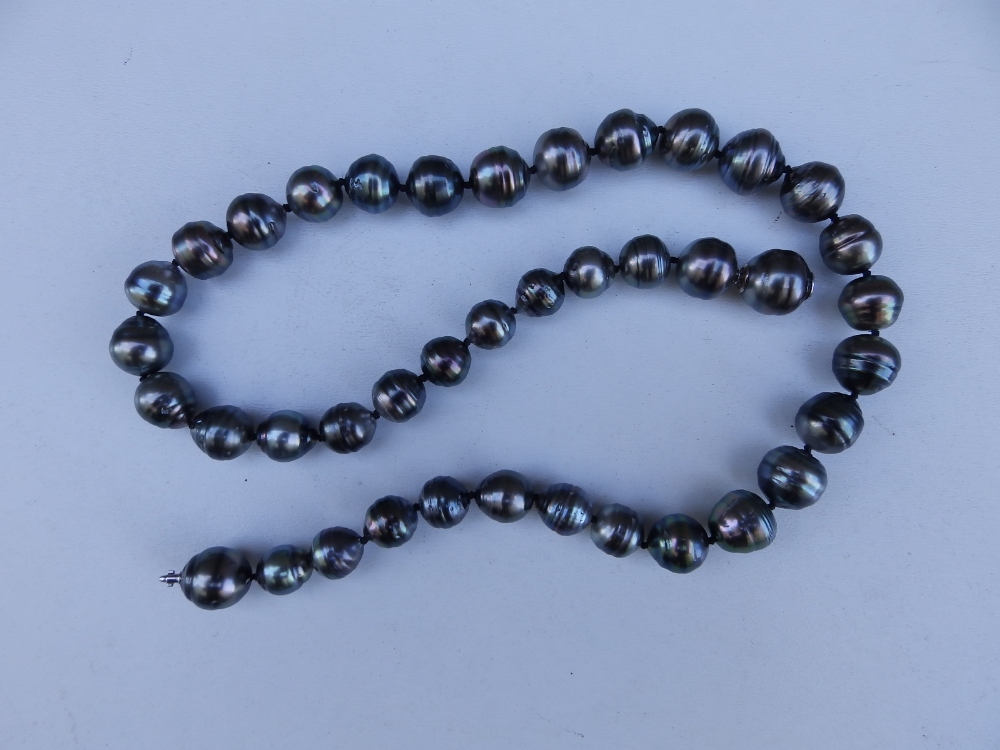 A necklace of black Tahitian 'circle' pearls, having concealed 750 white metal fastener, maximum - Image 2 of 6