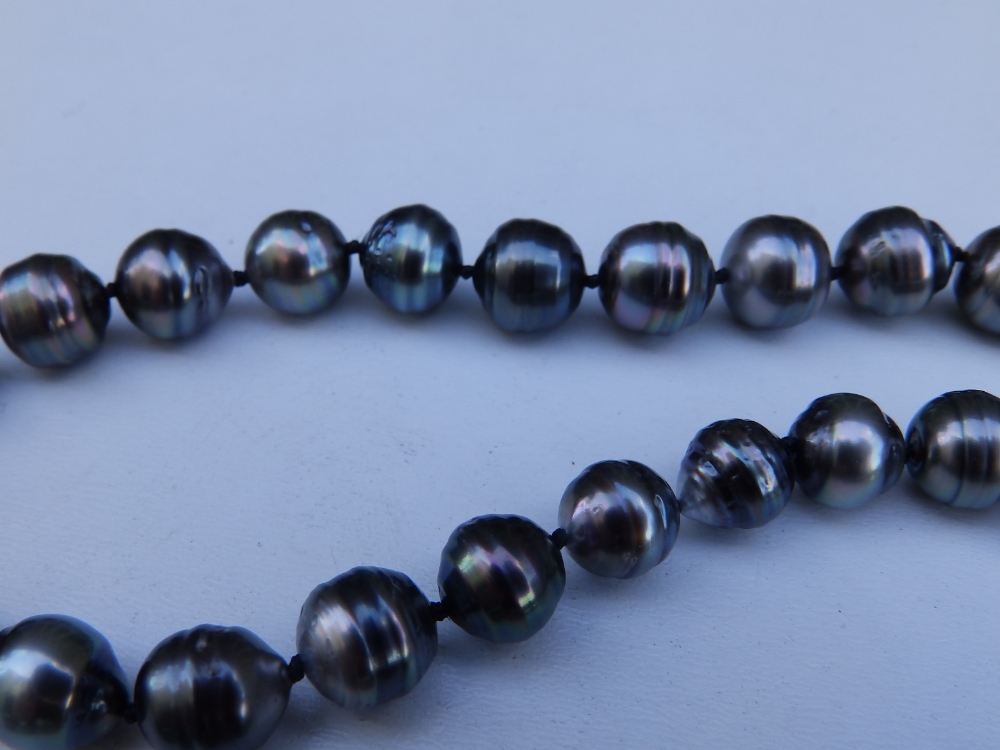 A necklace of black Tahitian 'circle' pearls, having concealed 750 white metal fastener, maximum - Image 4 of 6