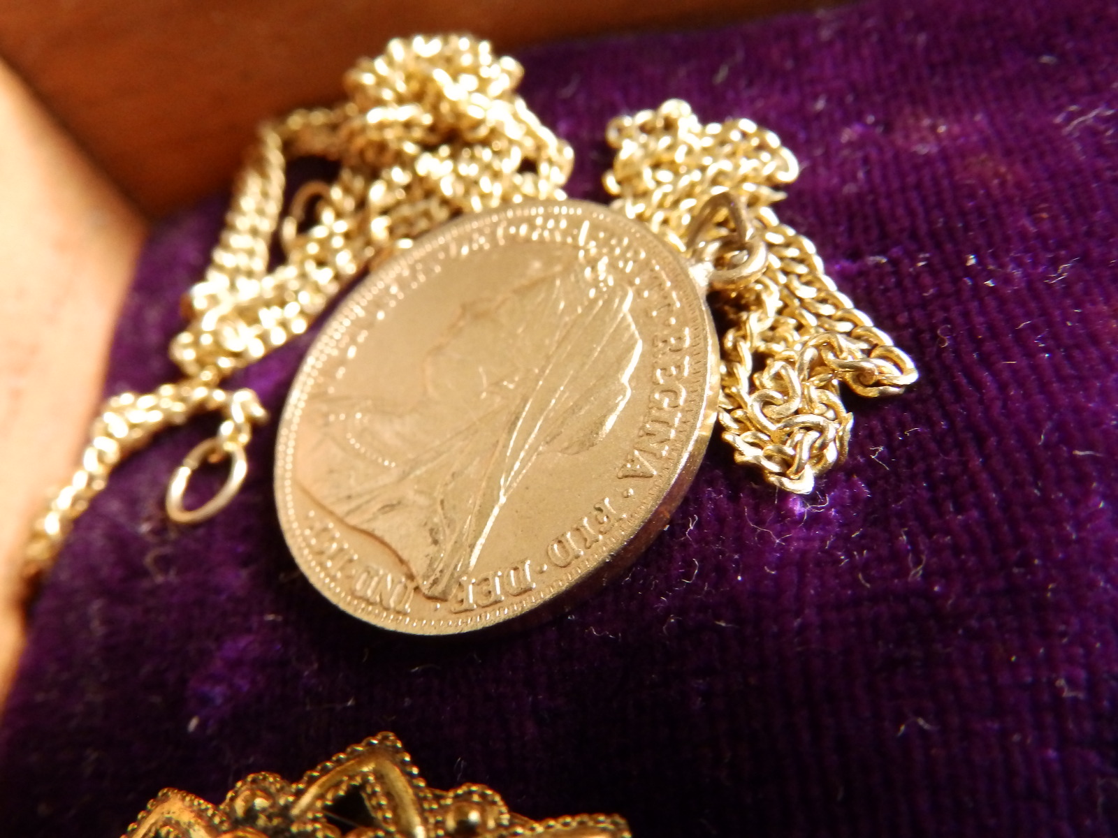 A box containing an amber coloured necklace and a small amount of costume jewellery. - Image 3 of 3