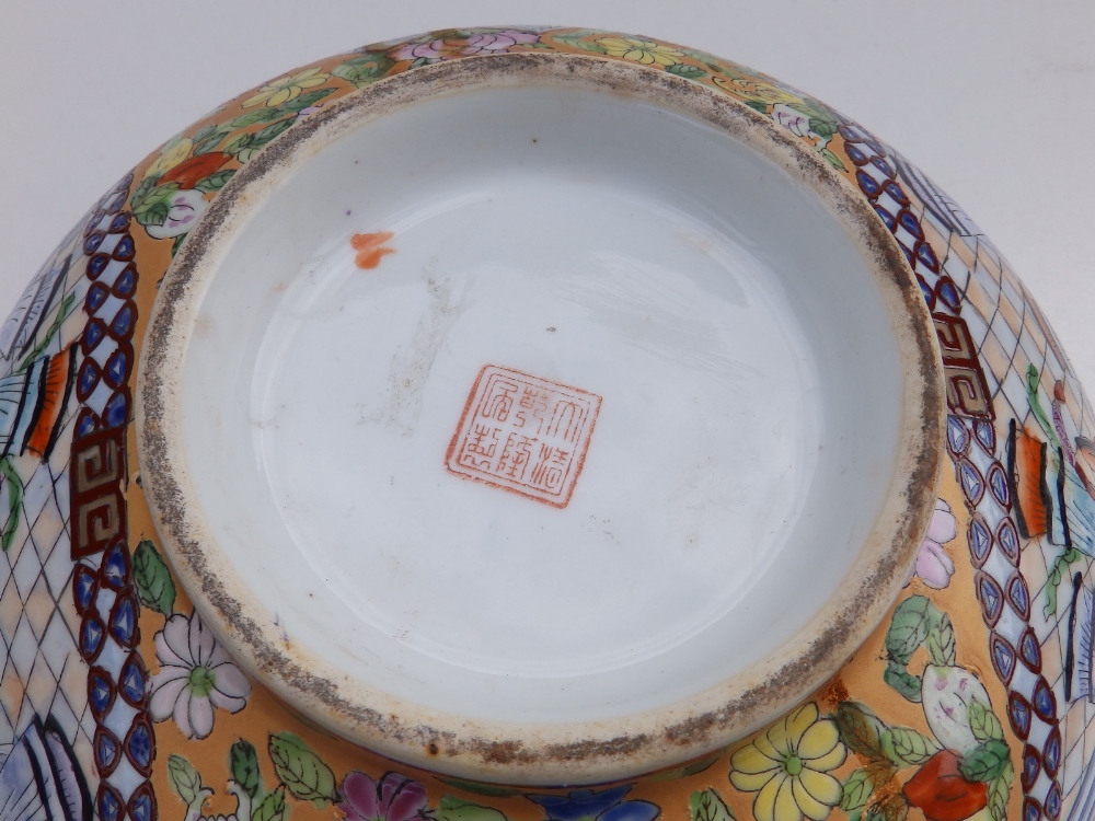 A Chinese polychrome decorated porcelain bowl, decorated to centre with a group of court officials - Image 5 of 5