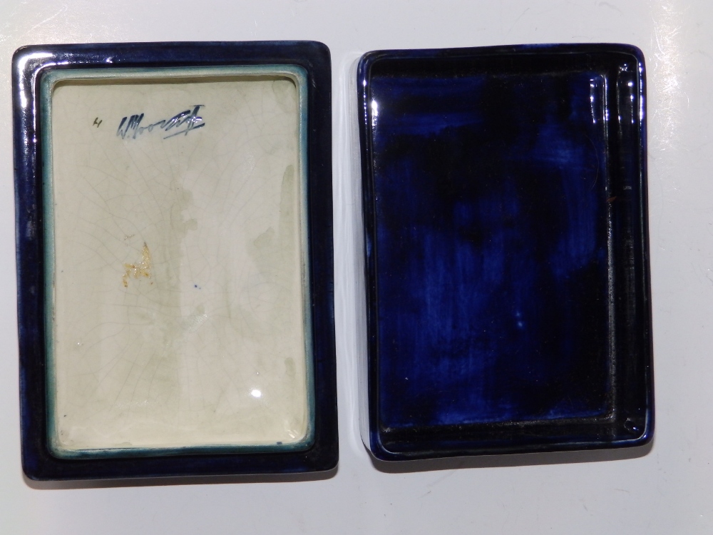 A Moorcroft Columbine pattern rectangular box with lid, dark blue ground, 4.8" across. - Bild 3 aus 4