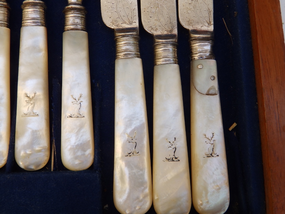 A mahogany canteen of 12 Victorian mother-of-pearl handled EP tea knives & forks - one handle - Image 2 of 3