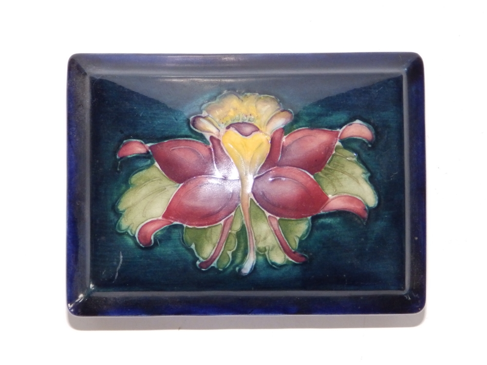 A Moorcroft Columbine pattern rectangular box with lid, dark blue ground, 4.8" across. - Bild 2 aus 4