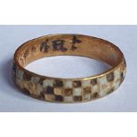 A 17thC gold posy ring with black & white chequered enamel decoration, the interior inscribed 'O