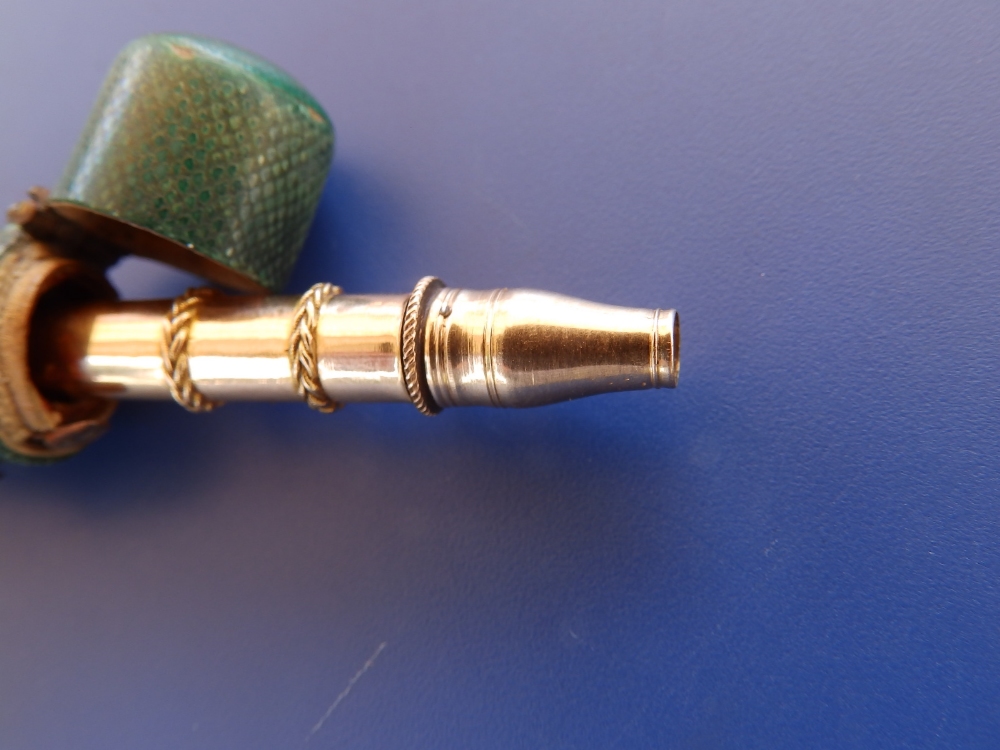 A 19thC gold double-ended propelling pencil, 5", in green shagreen cylindrical case. - Image 3 of 5