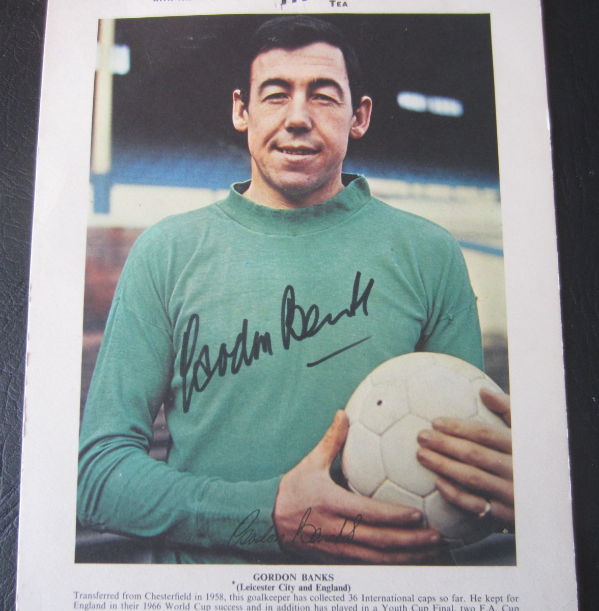 GORDON BANKS HAND SIGNED TYPHOO TEA CARD - LEICESTER, STOKE, ENGLAND 1966 WORLD CUP