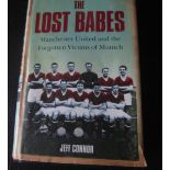 MANCHESTER UNITED - THE LOST BABES BOOK SIGNED BY 4