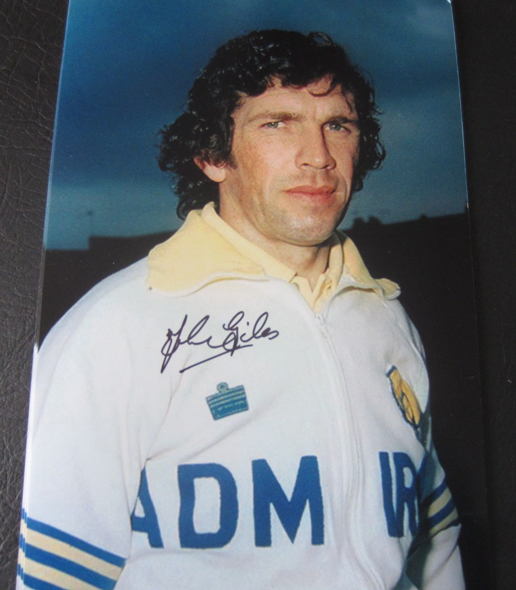 LEEDS UNITED - AUTOGRAPHED PHOTO OF JOHNNY GILES