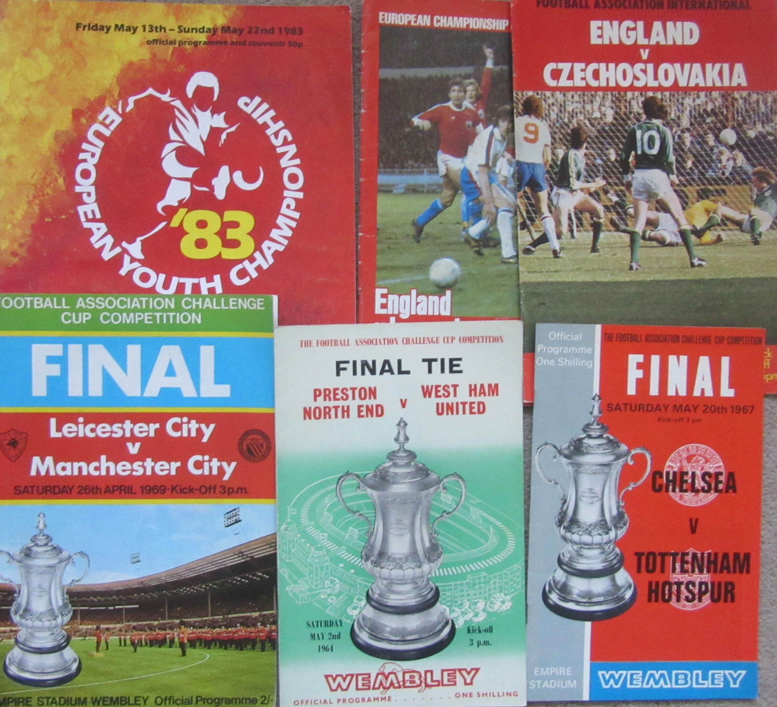 A LARGE QUANTITY OF FOOTBALL PROGRAMMES & RELATED MEMORABILIA - Image 9 of 13