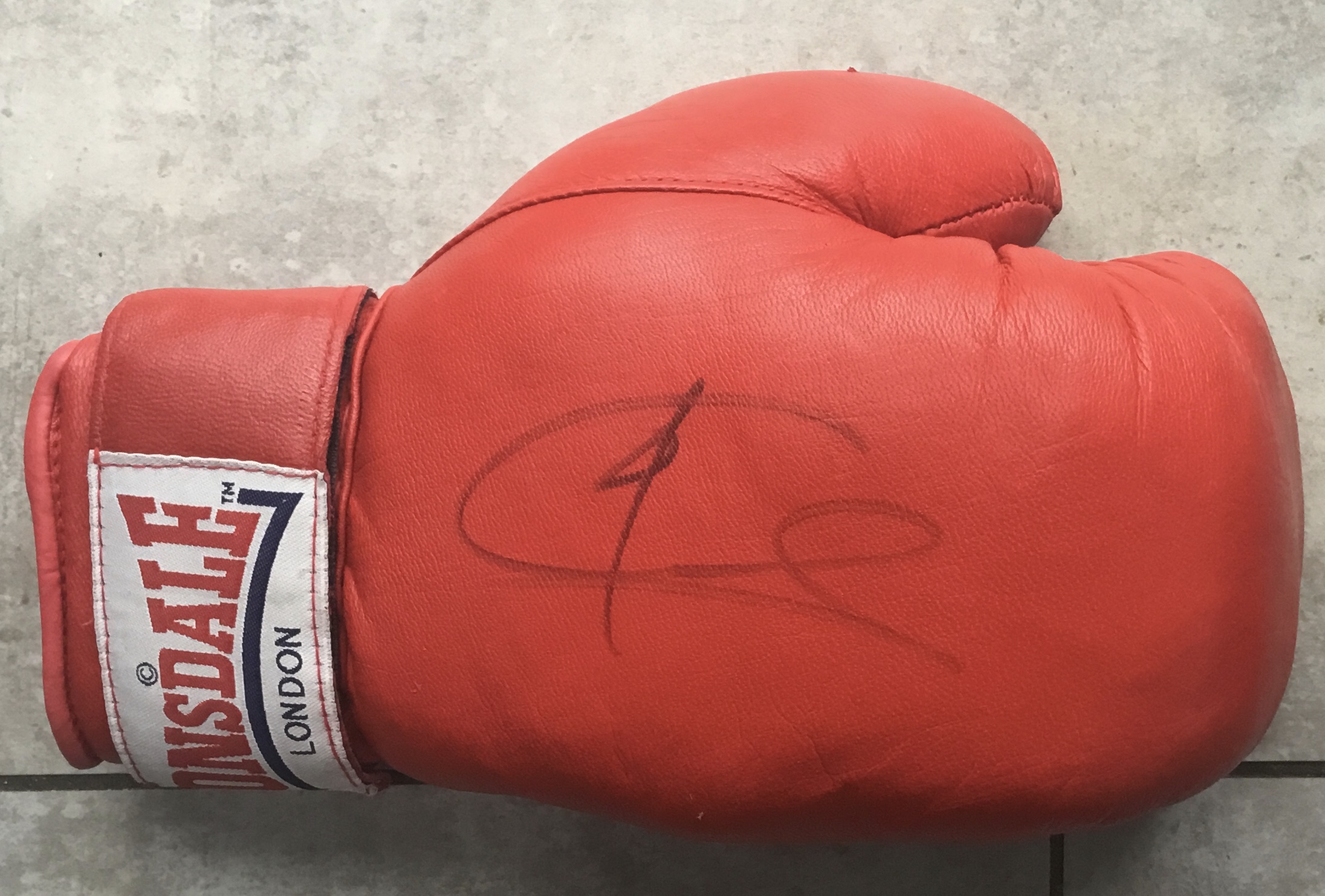 BOXING JOE CALZAGHE AUTOGRAPHED GLOVE COMES WITH COA