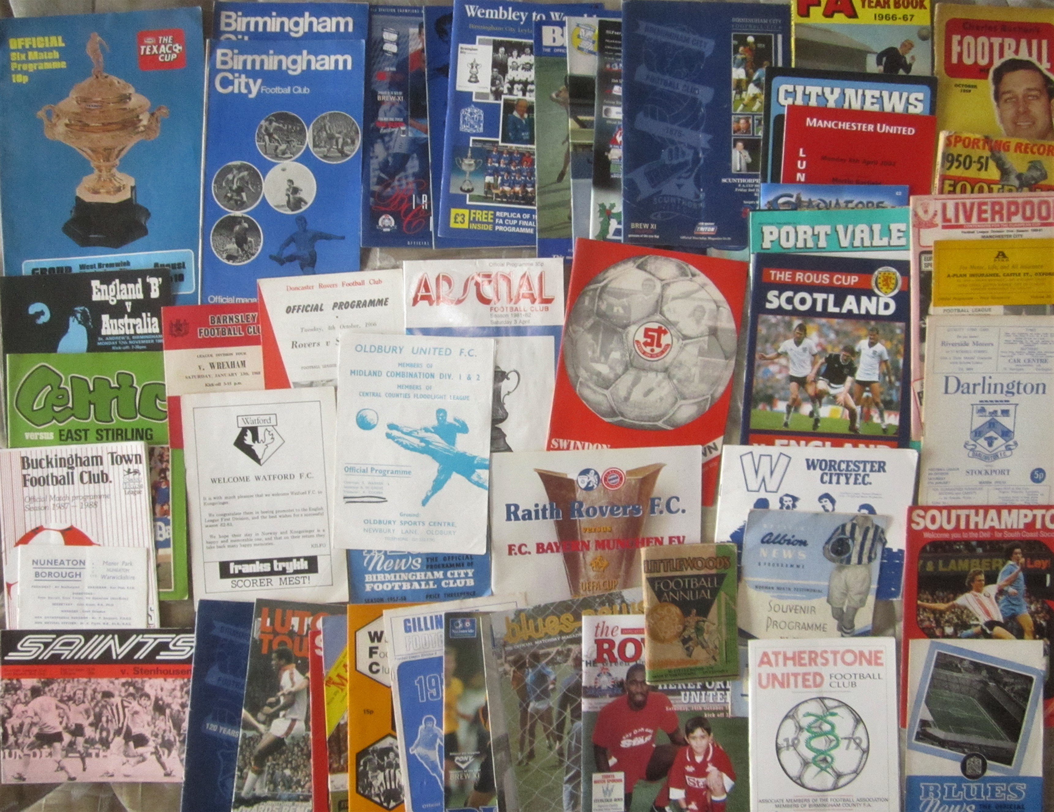 A LARGE QUANTITY OF FOOTBALL PROGRAMMES & RELATED MEMORABILIA - Image 11 of 13