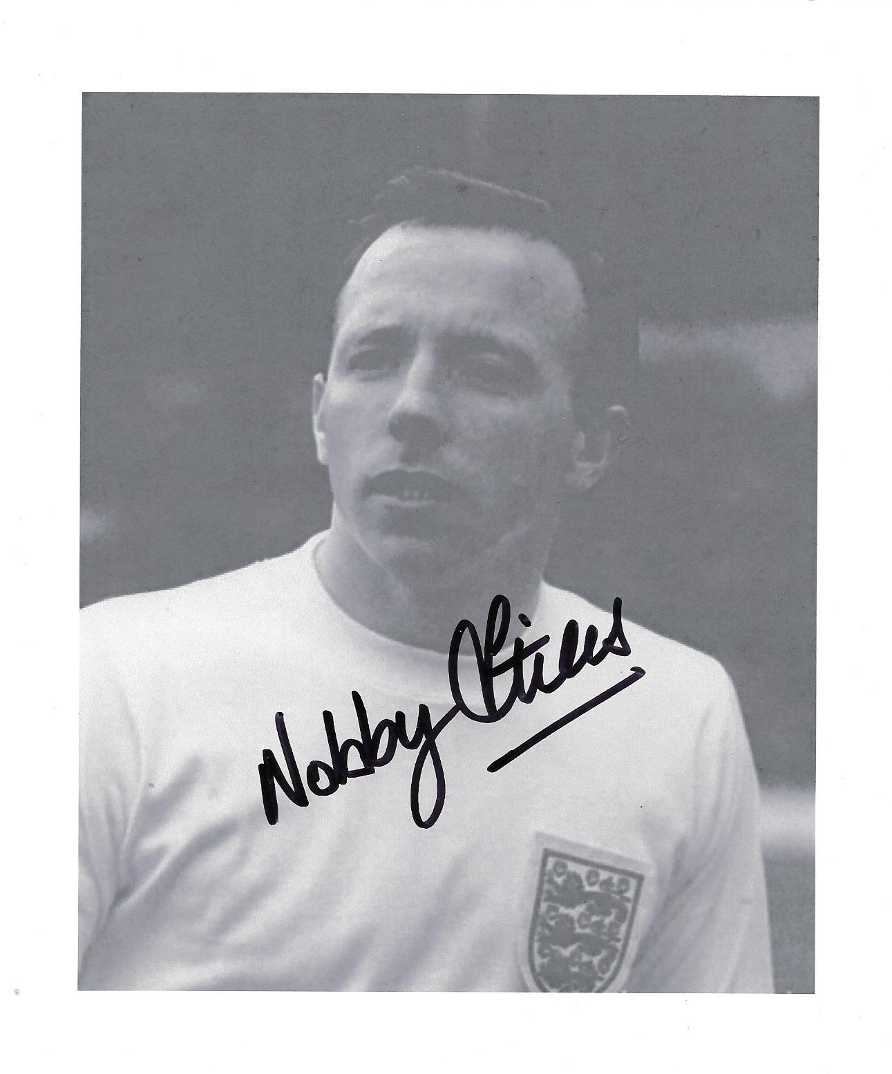 MANCHESTER UNITED / ENGLAND - AUTOGRAPHED PHOTO OF NOBBY STILES