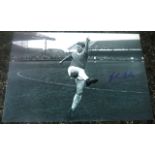 MANCHESTER UNITED - JOHNNY GILES AUTOGRAPHED PHOTO