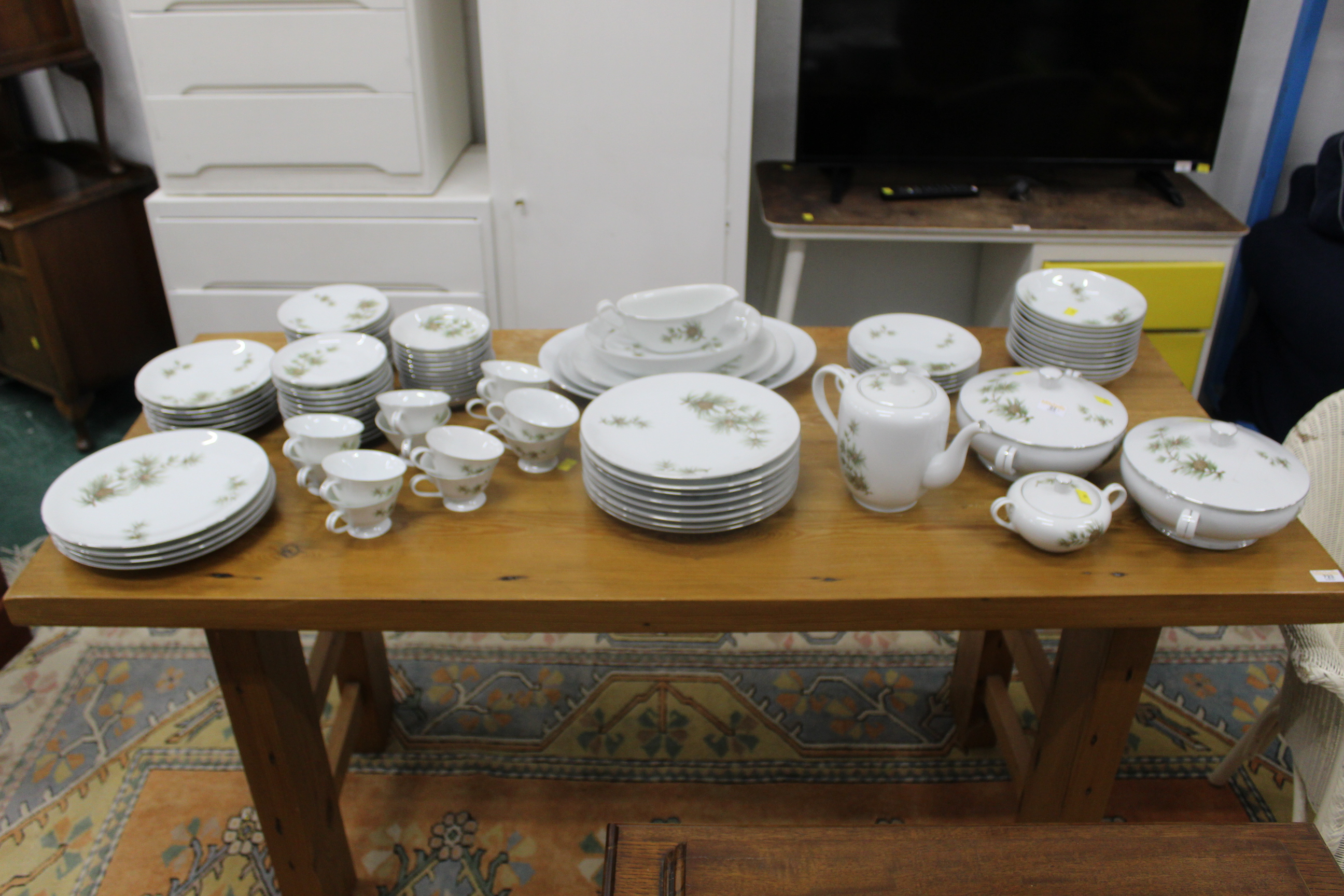 Large Japanese Noritake style tea and dinner service, tureens, bowls, side plates, dinner plates,