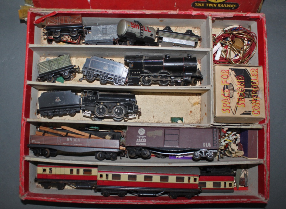 A group lot of Trix Twin Railway train set and accessories. - Image 2 of 2