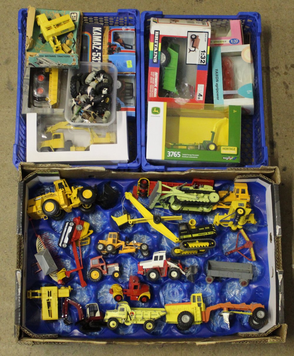 A group lot of boxed and unboxed diecast and plastic model construction vehicles, by John Deere,