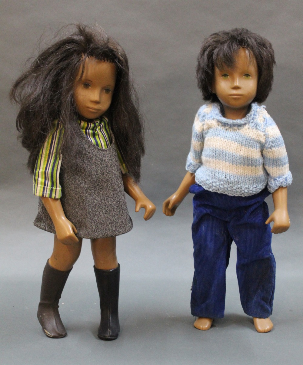 Two 1970's vinyl Sasha dolls with brown hair