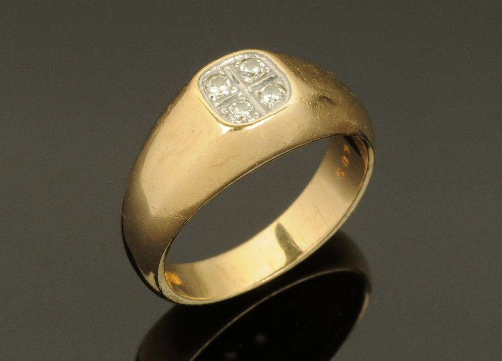 A gent's 9ct gold signet ring,