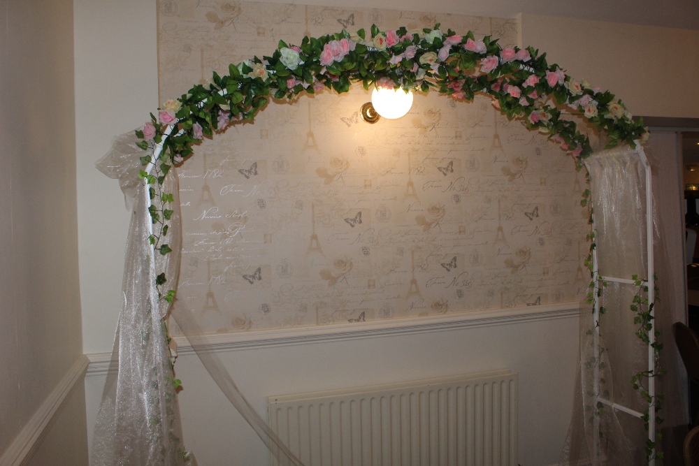 A modern white painted metal wedding arc - Image 2 of 2