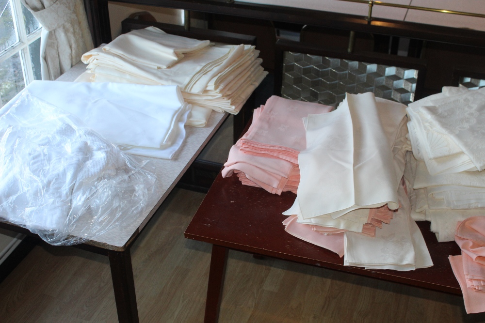 A quantity of napkins and table linen. - Image 2 of 3