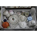 Box of pierced plates and baskets, teapo