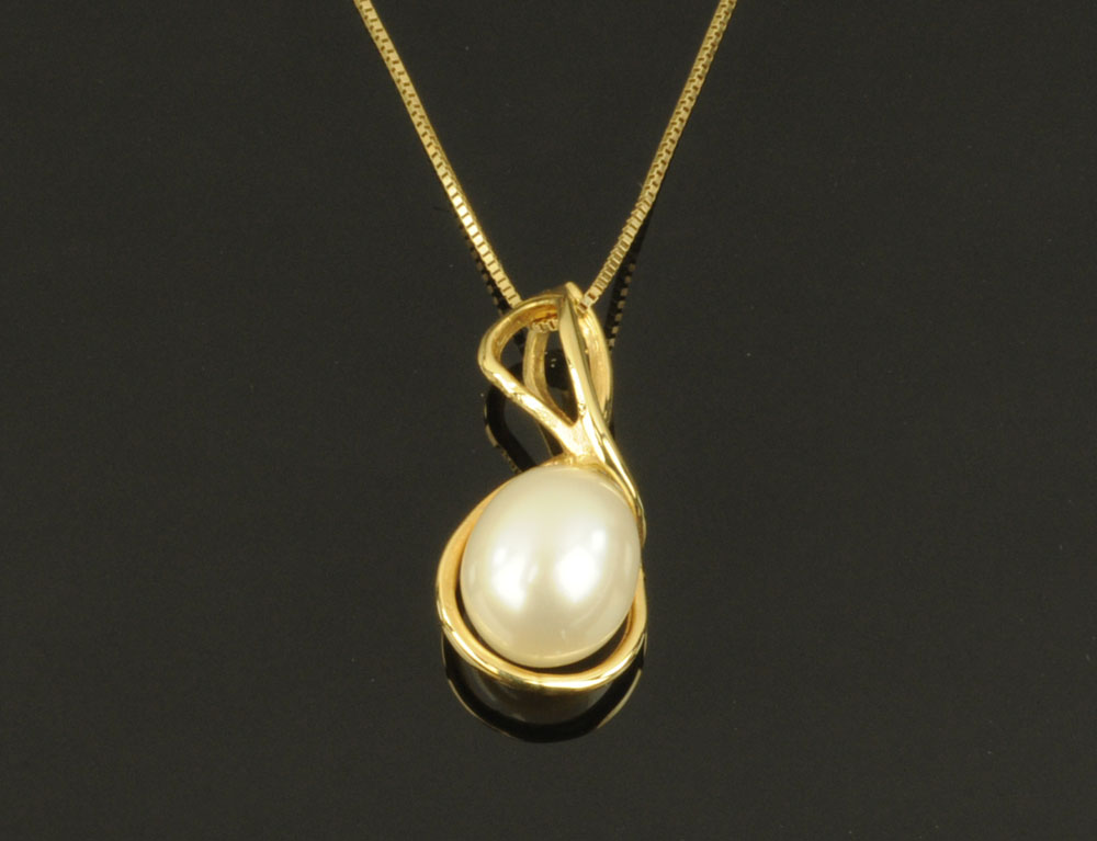 A 9 ct gold simulated pearl pendant and chain.