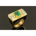 An 18 ct yellow gold gentleman's emerald and diamond set ring, Size H.