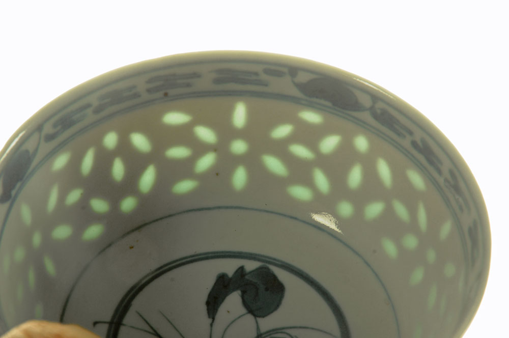 A Chinese porcelain "Rice" soup and tea service, comprising large bowl, four bowls, four tea bowls, - Image 2 of 6