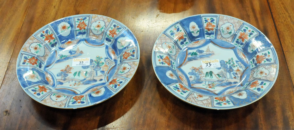 A pair of late 18th/early 19th century Chinese polychrome dishes, diameter 23 cm. - Image 2 of 7