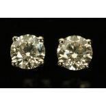 A pair of 18 ct white gold diamond stud earrings, total diamond weight +/- 1.00 ct.