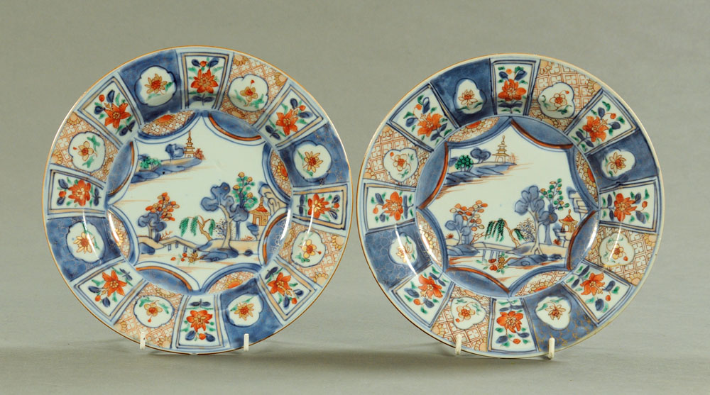 A pair of late 18th/early 19th century Chinese polychrome dishes, diameter 23 cm.