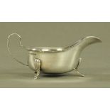 A Sheffield silver sauce boat, 1933 maker Viners Limited, 106 grams. Length 15 cm.