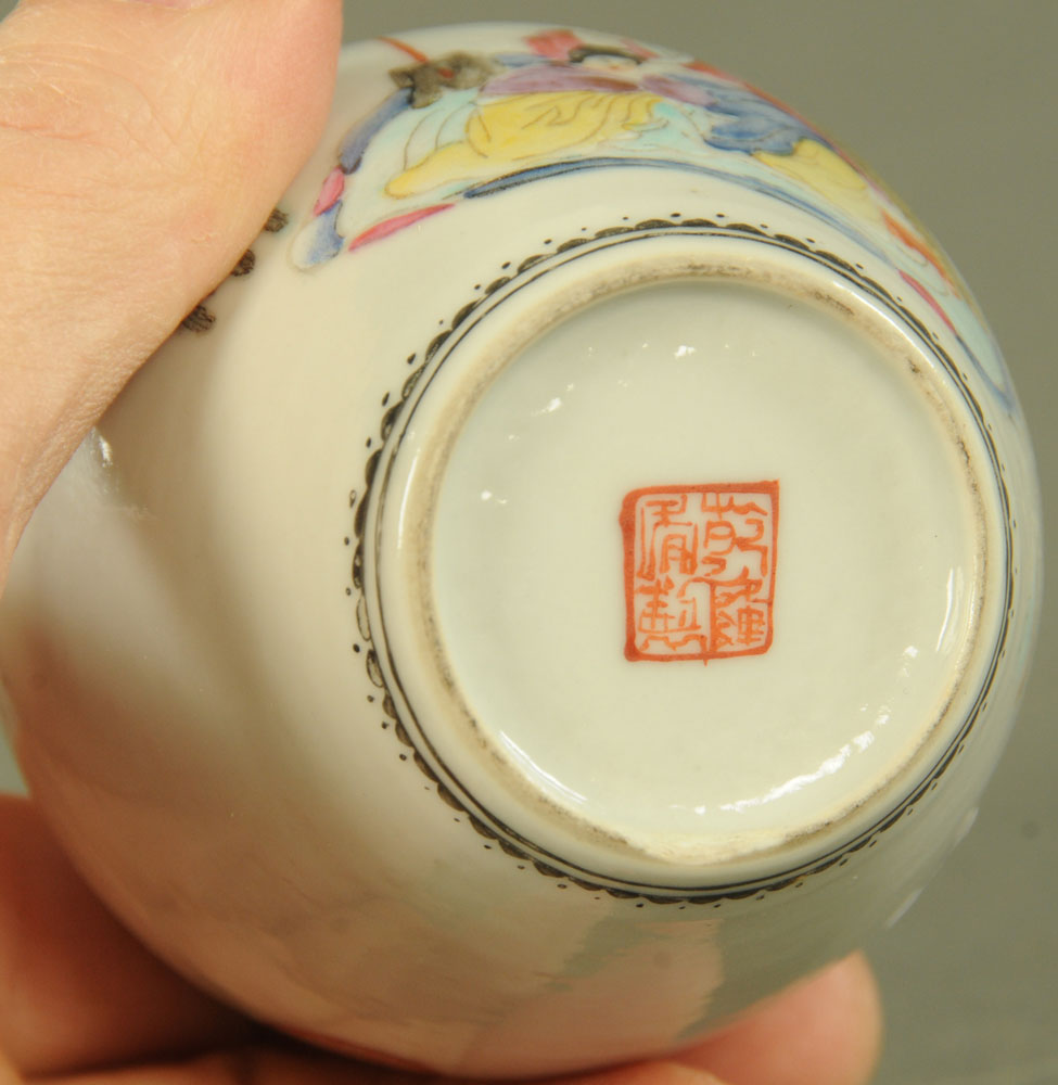 A small Chinese pot, polychrome decorated with figures and with rectangular seal mark to base. - Image 3 of 4