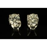 A pair of 18 ct white gold diamond stud earrings, total diamond weight +/- 0.80 ct.