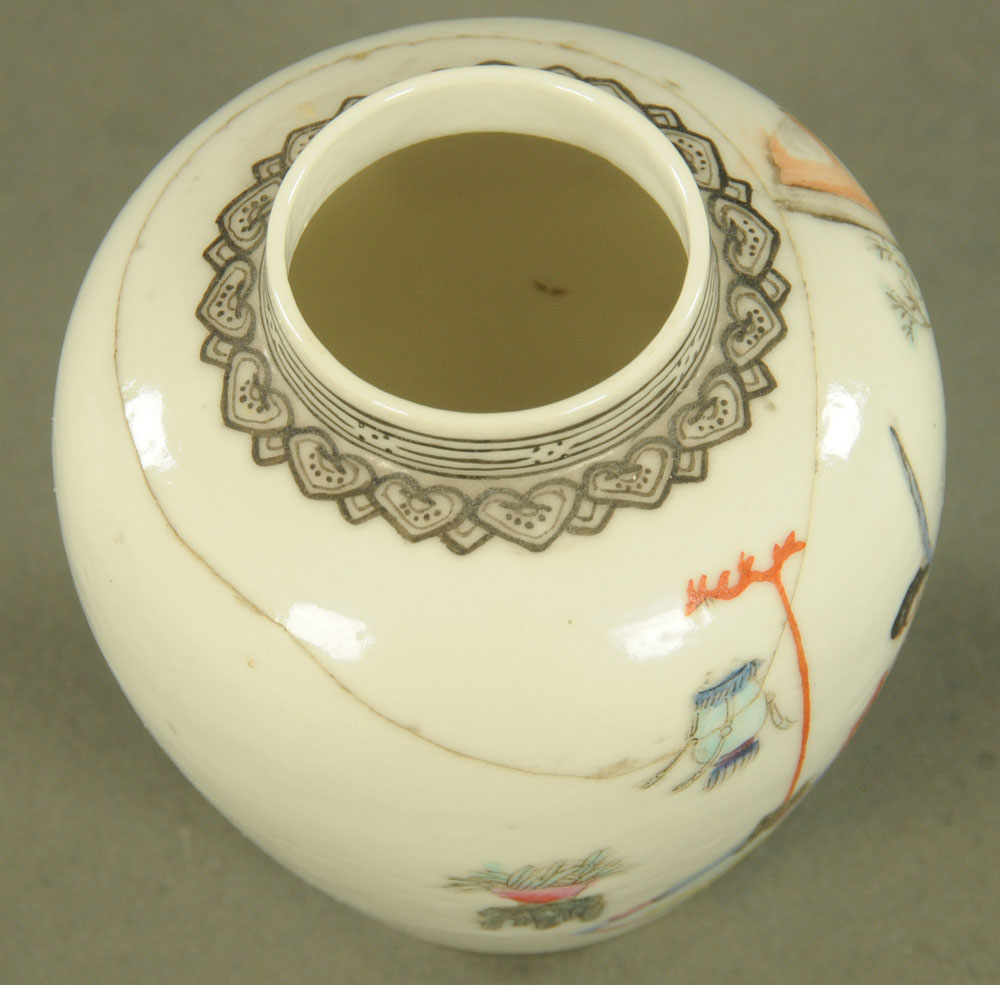 A small Chinese pot, polychrome decorated with figures and with rectangular seal mark to base. - Image 4 of 4