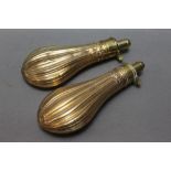 G & JW Hawksley Sheffield, a pair of fluted powder flasks, length 21 cm.