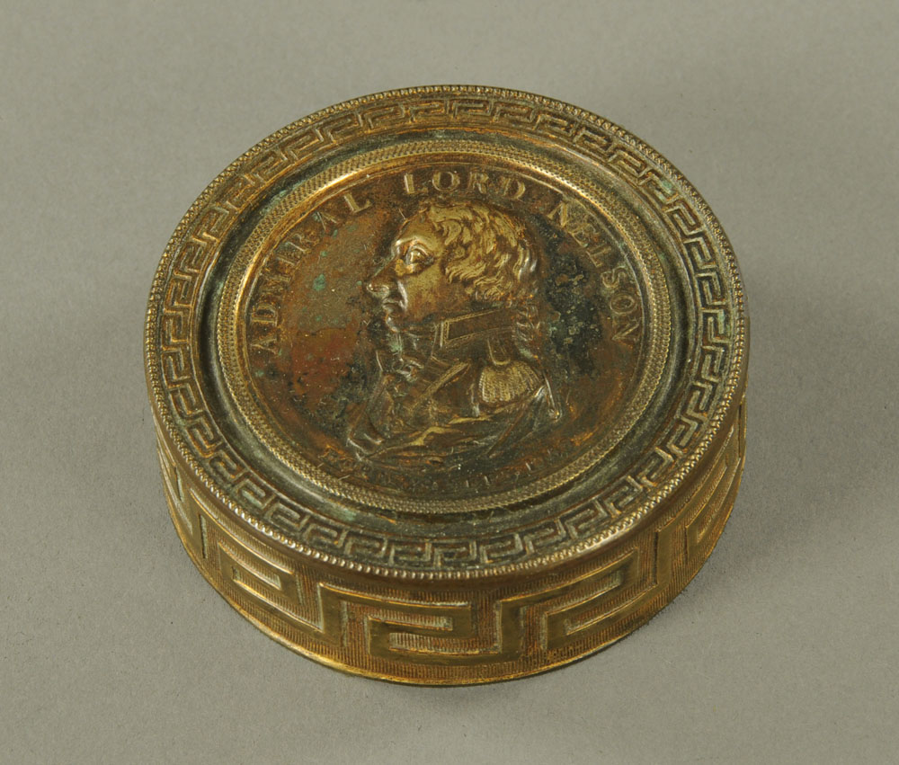 An early 19th century Admiral Lord Nelson commemorative snuff box. Diameter 7.5 cm.